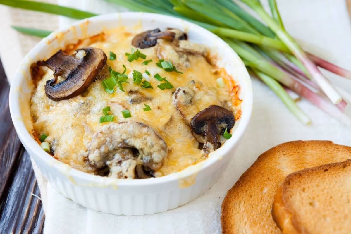 Класичний жульєн з куркою та грибами